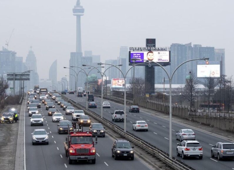 some traffic going towards downtown toronto